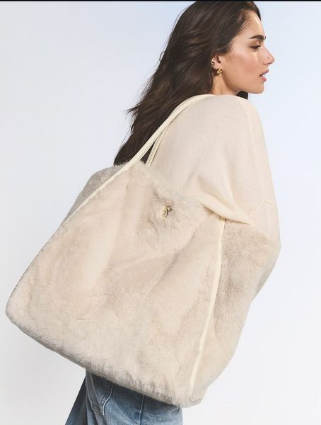 Сумка VICTORIA'S SECRET Tote Faux Fur Bag  430038Q9ZOS фото