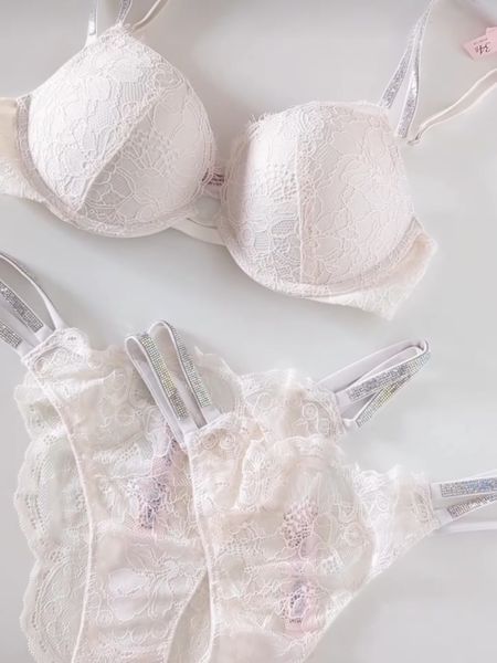 Бюстгальтер VICTORIA'S SECRET Double Shine Strap Lace Push-Up Bra 414541Q9Z фото